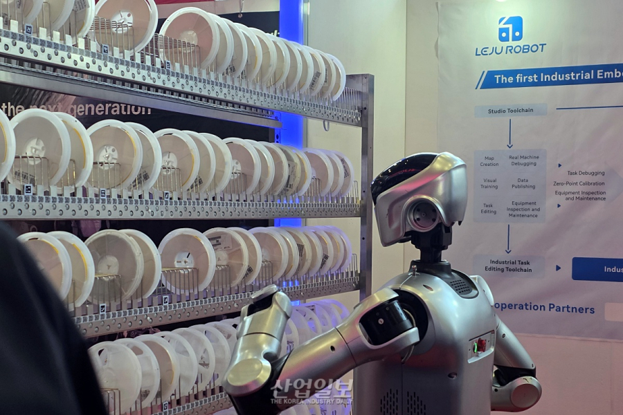 중국 휴머노이드 ‘빅5’ 코엑스 집결… 피지컬 AI 시대 기술력 과시