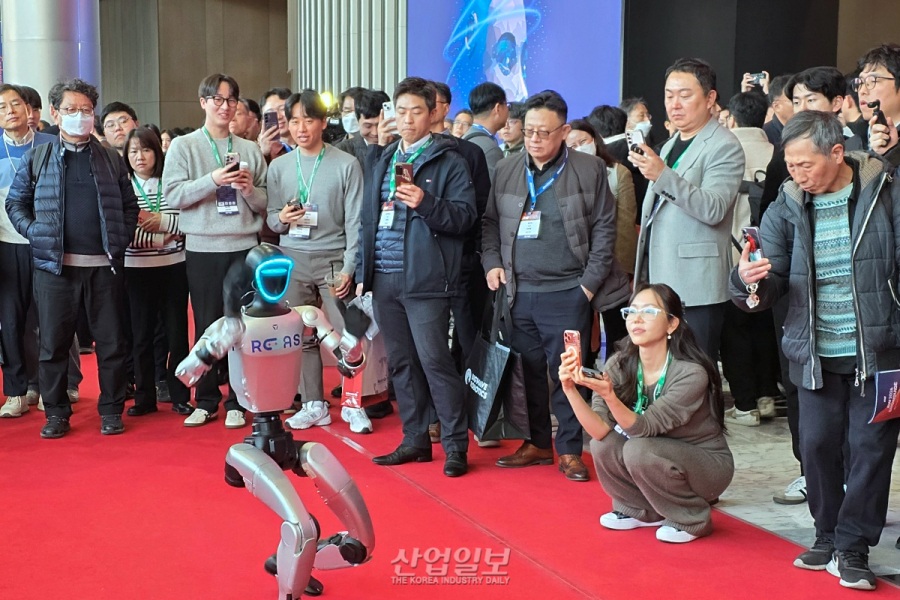 중국 휴머노이드 ‘빅5’ 코엑스 집결… 피지컬 AI 시대 기술력 과시