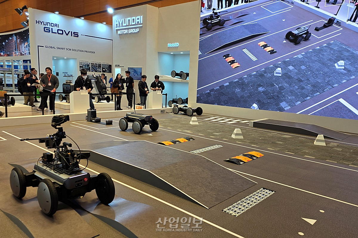 현대차 '모베드', 이센트릭 휠로 험지 돌파... "어떤 장비든 얹는 만... - 뉴스 썸네일 이미지