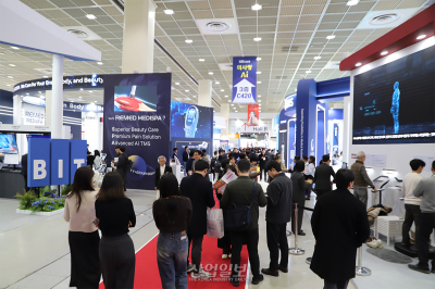 [포토뉴스] ‘진료실에는 AI, 수술방에는 로봇이’…KIMES 2026 개막