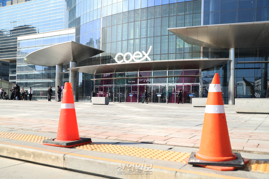 “코엑스 ‘셧다운’ 1년 6개월… 120여 개 전시회는 어디로”