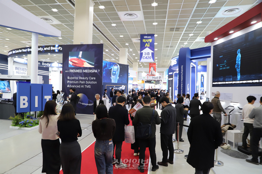 [포토뉴스] ‘진료실에는 AI, 수술방에는 로봇이’…KIMES 2026 개막