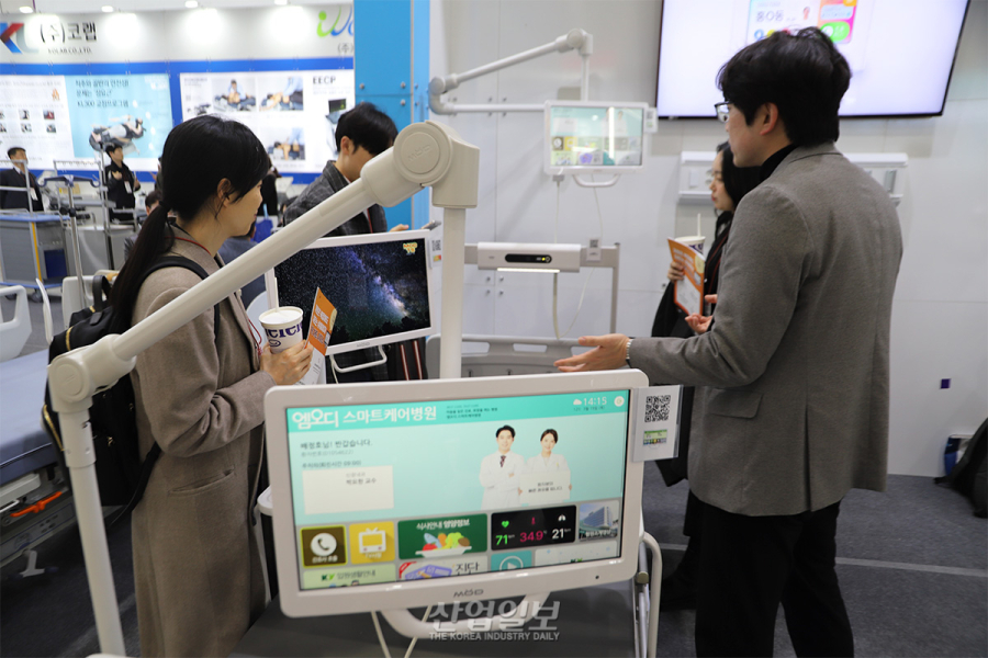 [포토뉴스] ‘진료실에는 AI, 수술방에는 로봇이’…KIMES 2026 개막