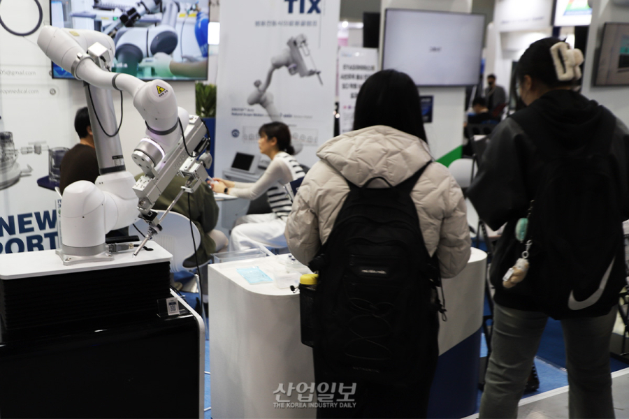 [포토뉴스] ‘진료실에는 AI, 수술방에는 로봇이’…KIMES 2026 개막