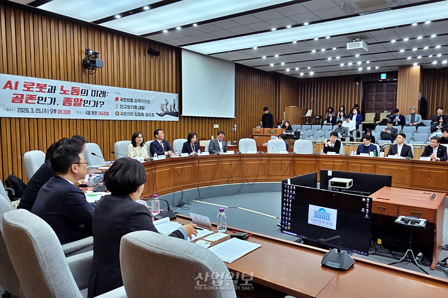 AI·로봇이 바꾸는 ‘노동의 재구성’… 알고리즘 통제·이중구조 심화