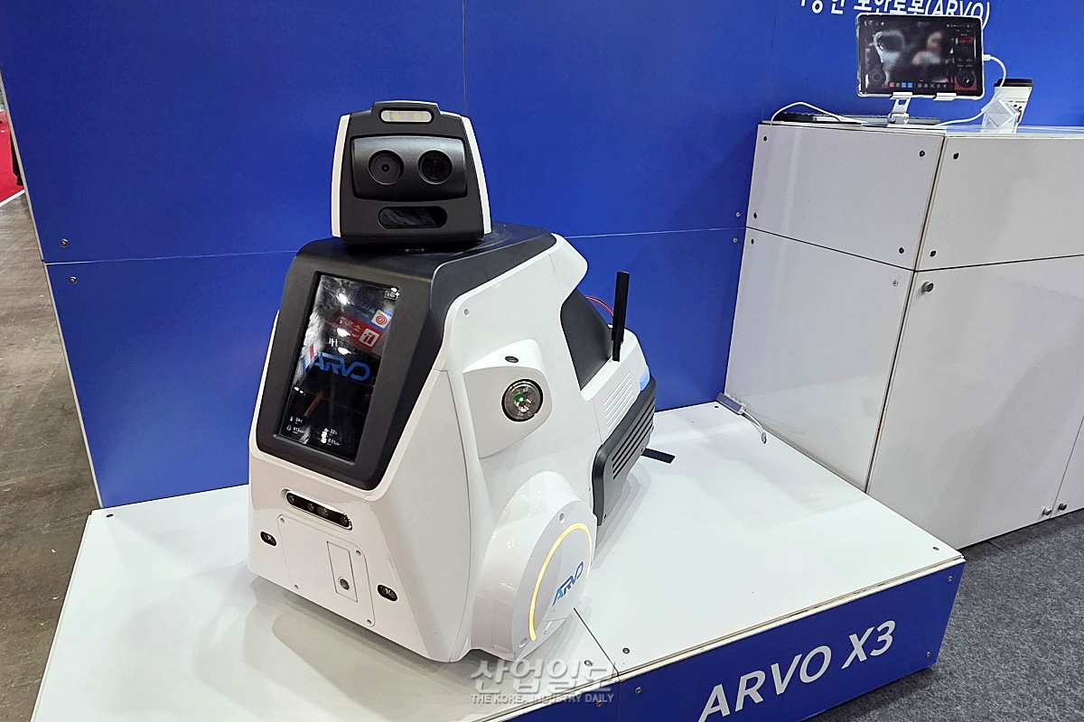 セオロボティクス、無人パトロールロボット「ARVO X3」初公開… 「現場カスタマイズのカスタマイズ強化」