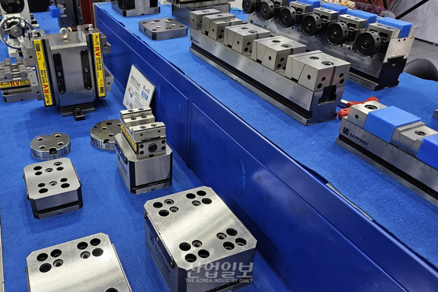 [TMTS 2026] 세이프웨이, 머신 바이스 및 NC 로터리 테이블로 공정 안정성 확보