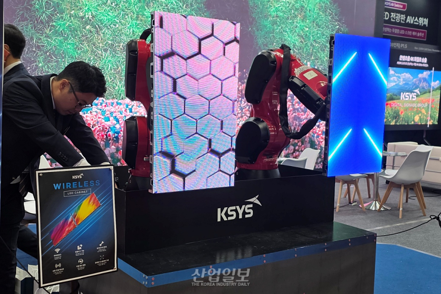 로봇이 조립하자 바로 영상 출력… 케이시스, ‘무선 LED 전광판’으로 설치 혁신