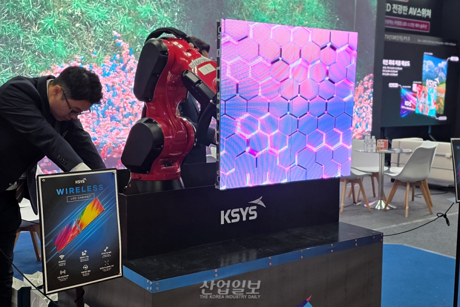 로봇이 조립하자 바로 영상 출력… 케이시스, ‘무선 LED 전광판’으로 설치 혁신