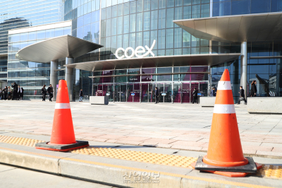 [18개월 반쪽 운영, 전시업계 ‘고사 위기’ ②] 무협·코엑스 “A·C홀 폐쇄, 공기 단축 위한 선택”