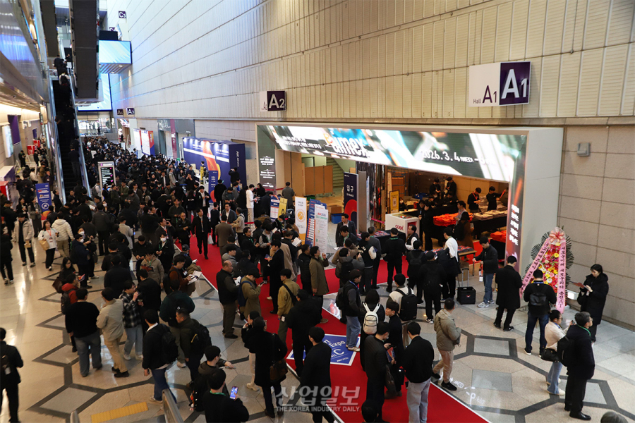 [18개월 반쪽 운영, 전시업계 ‘고사 위기’ ②] 무협·코엑스 “A·C홀 폐쇄, 공기 단축 위한 선택”