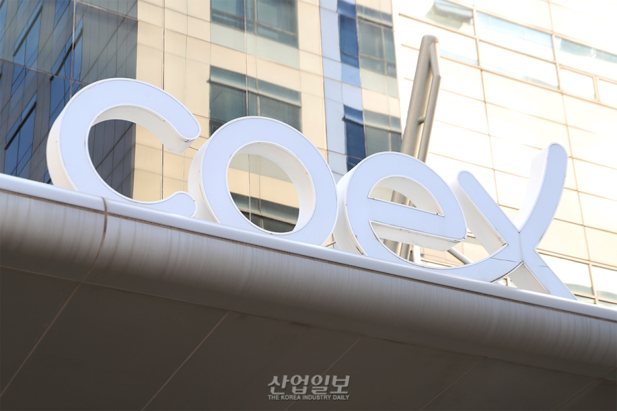 [18개월 반쪽 운영, 전시업계 ‘고사 위기’ ②] 무협·코엑스 “A·C홀 폐쇄, 공기 단축 위한 선택”