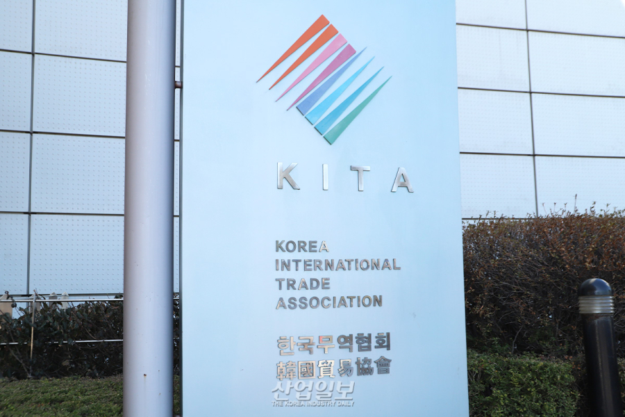 [18개월 반쪽 운영, 전시업계 ‘고사 위기’ ②] 무협·코엑스 “A·C홀 폐쇄, 공기 단축 위한 선택”