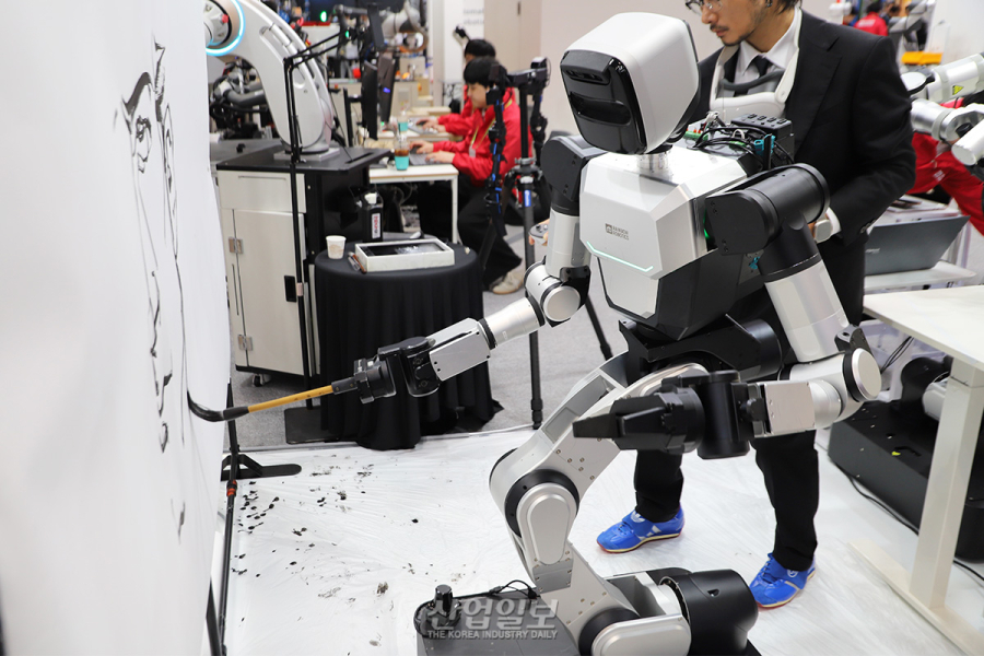 레인보우로보틱스, 심토스서 산업용 양팔 로봇 ‘RB-Y2’ 첫선