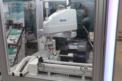 컬러 라벨 인쇄부터 부착까지, 로봇으로 한 번에