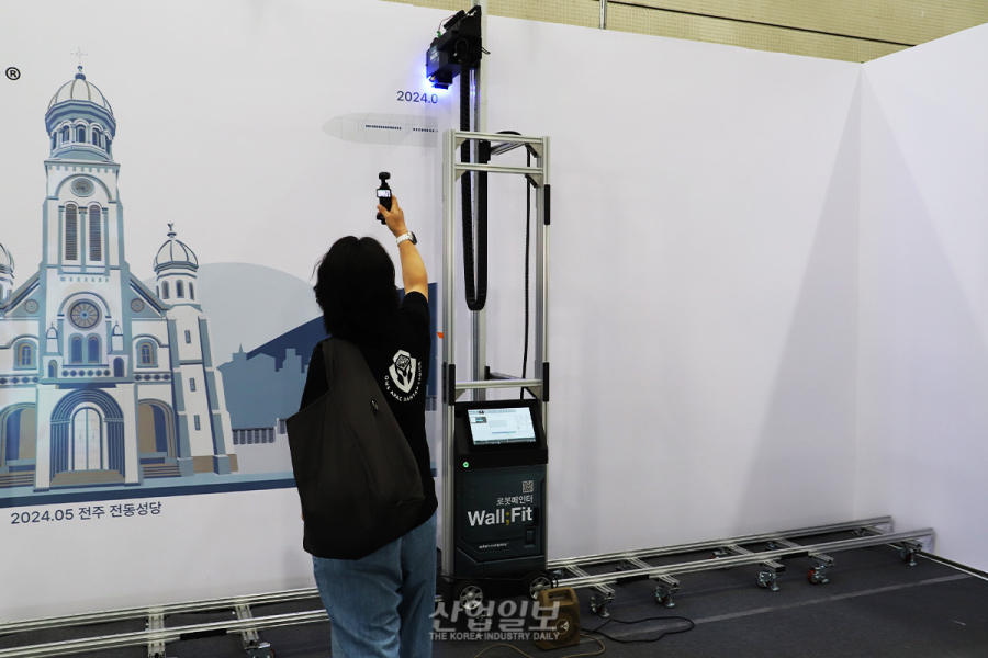파벽돌부터 유리까지, 굴곡진 벽면에 직접 인쇄하는 수직 프린터