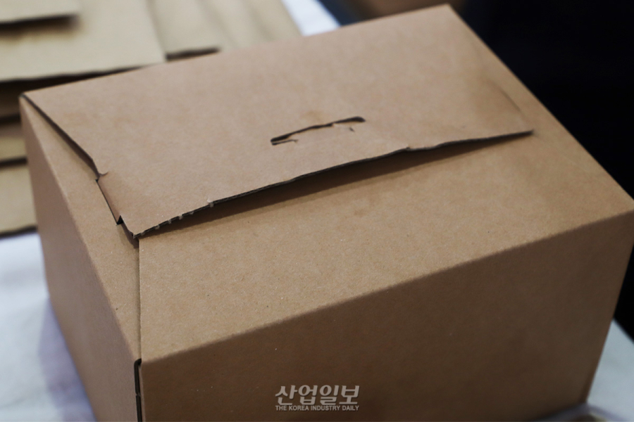 접고 끼우면 끝, 테이프 없이 포장 가능한 ‘날개 박스’