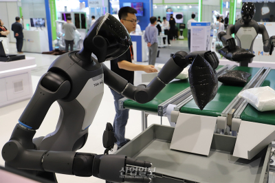 ‘STK 2026’ 찾은 중국 휴머노이드 로봇…택배 분류 시연