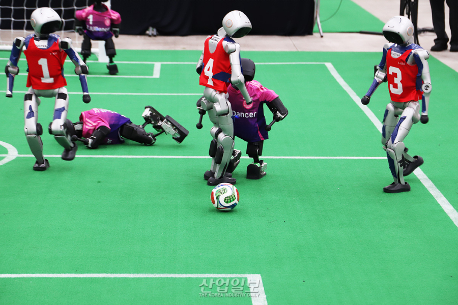 [포토뉴스] ‘로보컵 2026 인천’ 개막…세계 AI·로봇 기술, 휴머노이드 축구 경기 한자리에