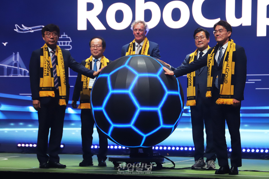 [포토뉴스] ‘로보컵 2026 인천’ 개막…세계 AI·로봇 기술, 휴머노이드 축구 경기 한자리에