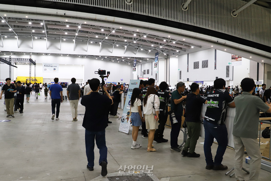 [포토뉴스] ‘로보컵 2026 인천’ 개막…세계 AI·로봇 기술, 휴머노이드 축구 경기 한자리에