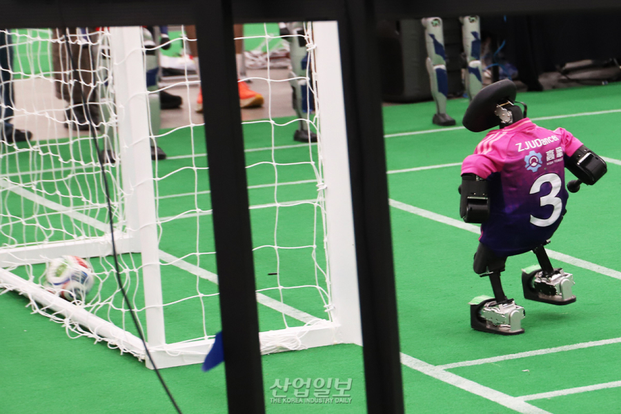 [포토뉴스] ‘로보컵 2026 인천’ 개막…세계 AI·로봇 기술, 휴머노이드 축구 경기 한자리에
