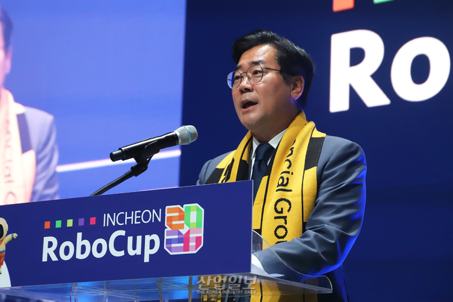 [포토뉴스] ‘로보컵 2026 인천’ 개막…세계 AI·로봇 기술, 휴머노이드 축구 경기 한자리에