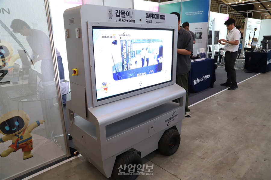 로봇이 유동인구 분석해 ‘광고 명당’ 찾아 이동한다