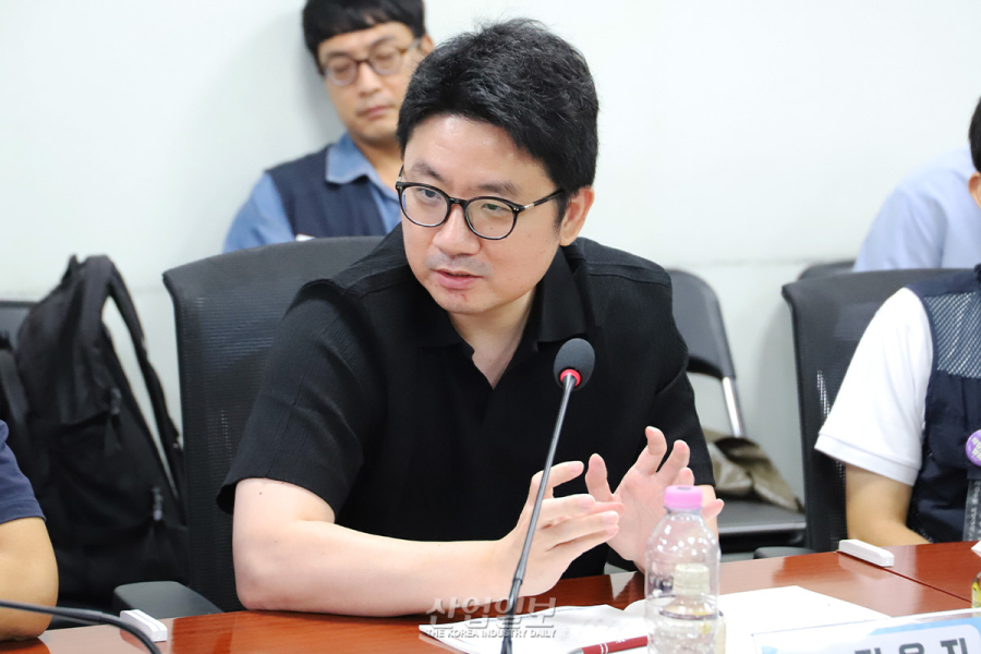 계정 정지·과도한 수수료·책임 회피까지, 플랫폼 노동자들이 말하는 ‘혁신’의 민낮