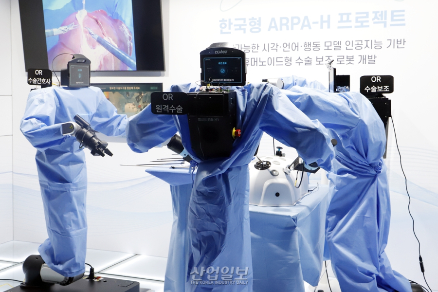 의료진이 판단하고 휴머노이드가 보조…수술실 모습 바뀐다