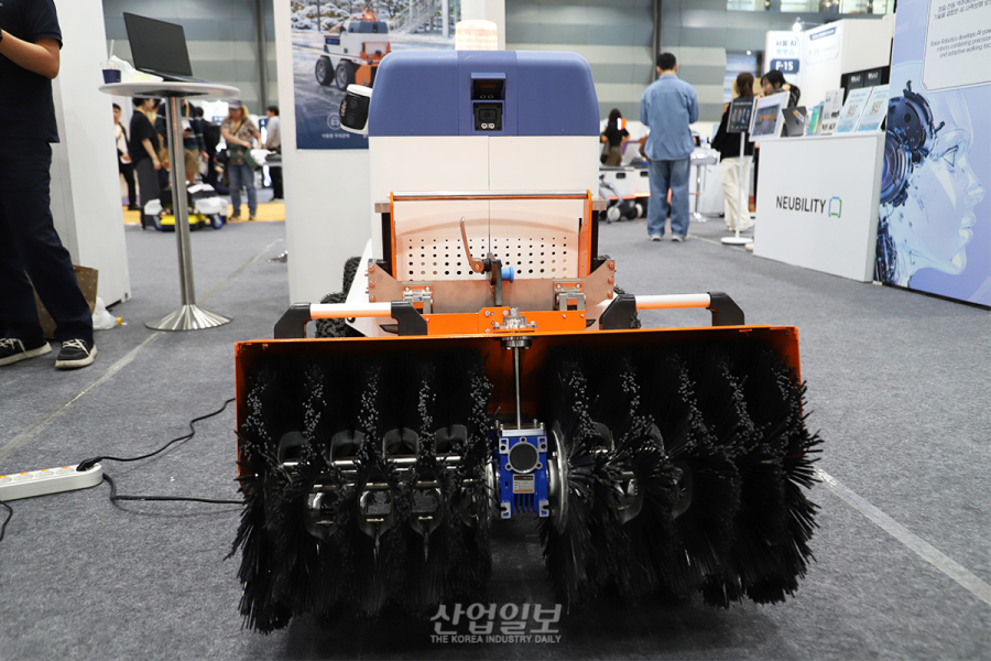 로봇 하나로 순찰·청소·제설·주차 관리까지…야외 시설관리 자동화